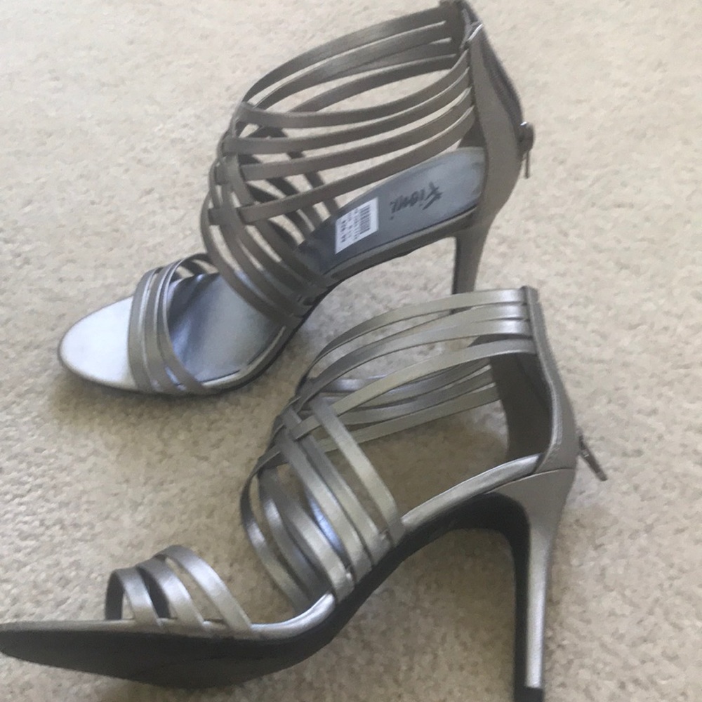 Silver heels - Picture 4 of 5